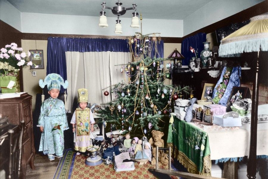 This Christmas tree in the home of early US immigrant Seid Back in the 1890s is full of decorative lights, with lots of presents below. But the children are not dressed as Santa Claus, or the three wise men visiting baby Jesus in the manger as written in the Bible, which are Western observances. Instead, we see the children quaintly dressed in Chinese-style Han clothing, reminiscent of Liang Shanbo and Zhu Yingtai in the classic Chinese story of The Butterfly Lovers.