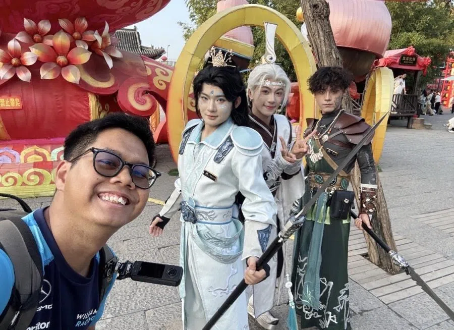 Rifqi with cosplayers in Kaifeng. (Photo provided by interviewee)