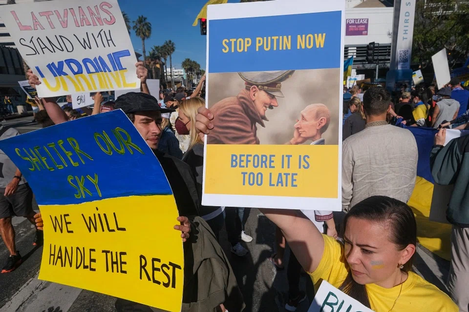 Demonstrators march during a rally in support of Ukraine, in Santa Monica, California, on 27 February 2022. (Ringo Chiu/AFP)