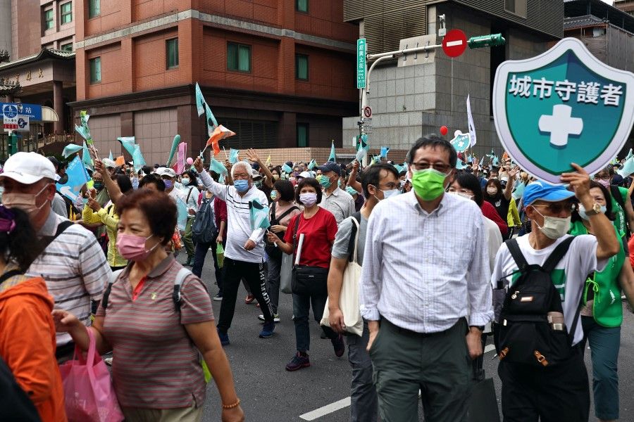 Supporters of Chen Shih-chung, Democratic Progressive Party (DPP) candidate for Taipei mayor, join a pre-election campaign rally ahead of mayoral elections in Taipei, Taiwan, 20 November 2022. (Ann Wang/Reuters)