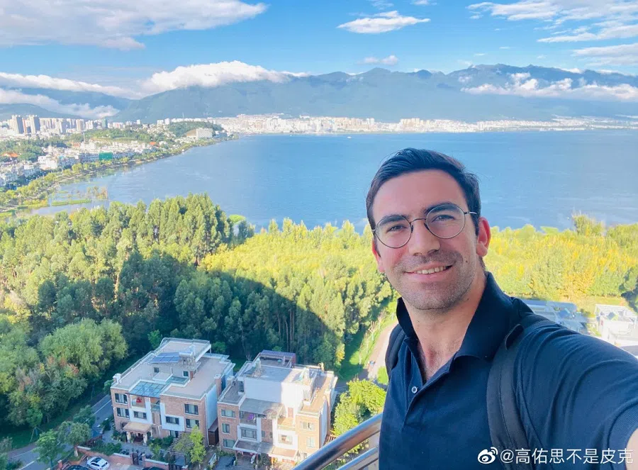 Raz Gal-Or, Israeli founder of we-media account Ychina (歪果仁研究协会). (Weibo/高佑思不是皮克)