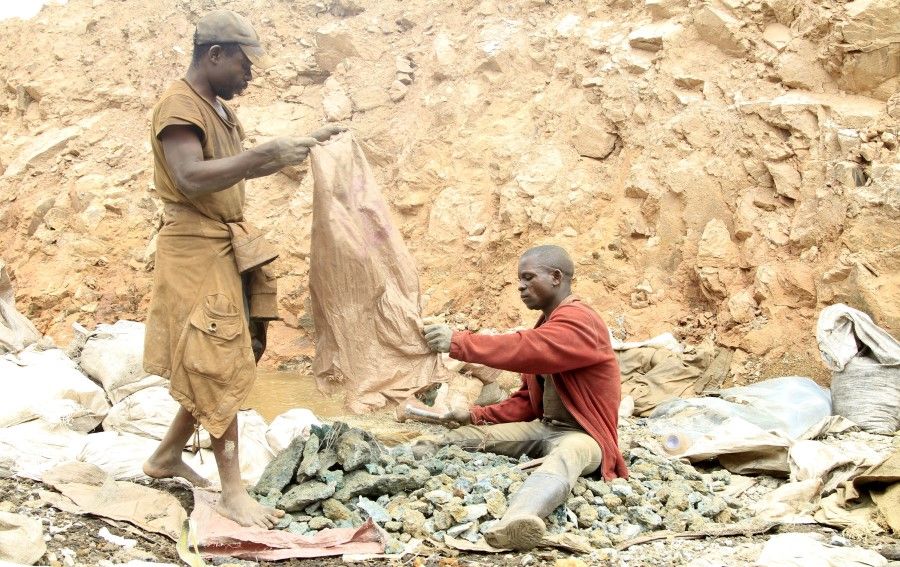 Miners work at a cobalt mine-pit in Tulwizembe, Katanga province, Democratic Republic of the Congo, 25 November 2015. (Kenny Katombe/Reuters)