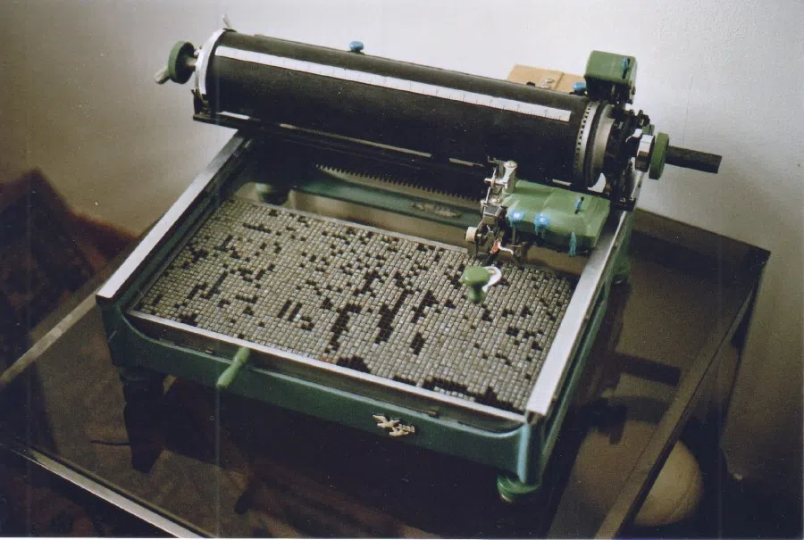 A Double Pigeon (双鸽) brand Chinese typewriter in Munich University's Institute for Sinology. The model was shipped from China to Germany in the late 1990s. The characters can be assorted on the board and can be picked separately and then typed. (Photo: Dadiolli/Tilman Schalmey/Licensed under CC BY-SA 3.0)