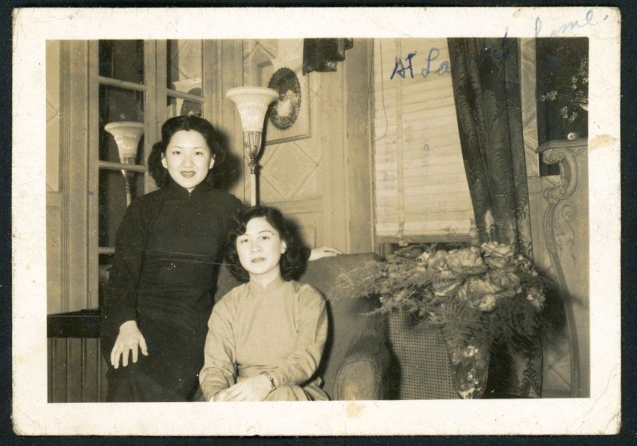 Eldest sister Bai Xianzhi and second sister Bai Xianhui (left).