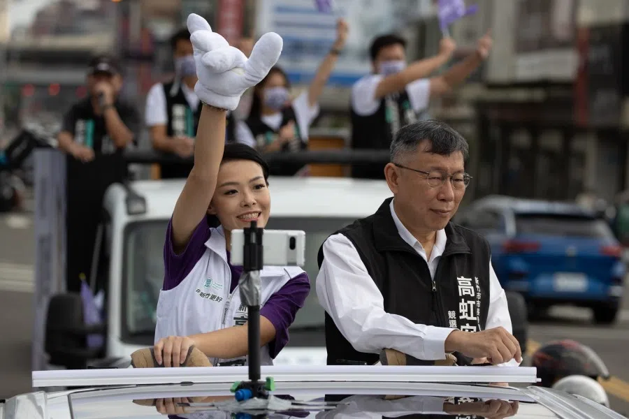Ko Wen-je (right) with Kao Hung-an greeting people in Hsinchu, 19 November 2022. (Hong Kong China News Agency)