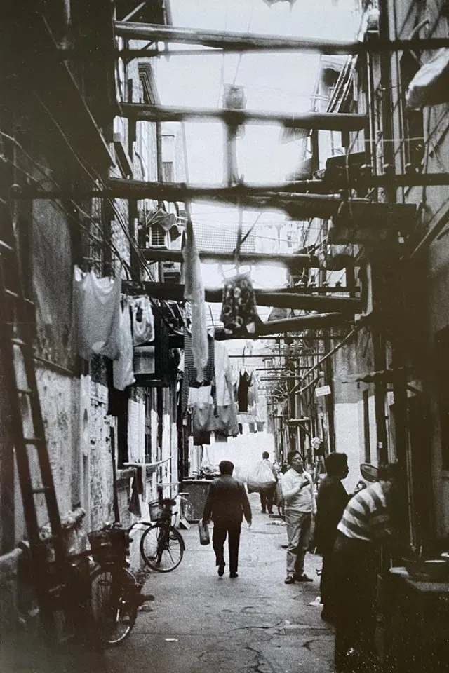 Shanghai shikumen houses and streets in the 1990s. (Courtesy of Shen Jialu)