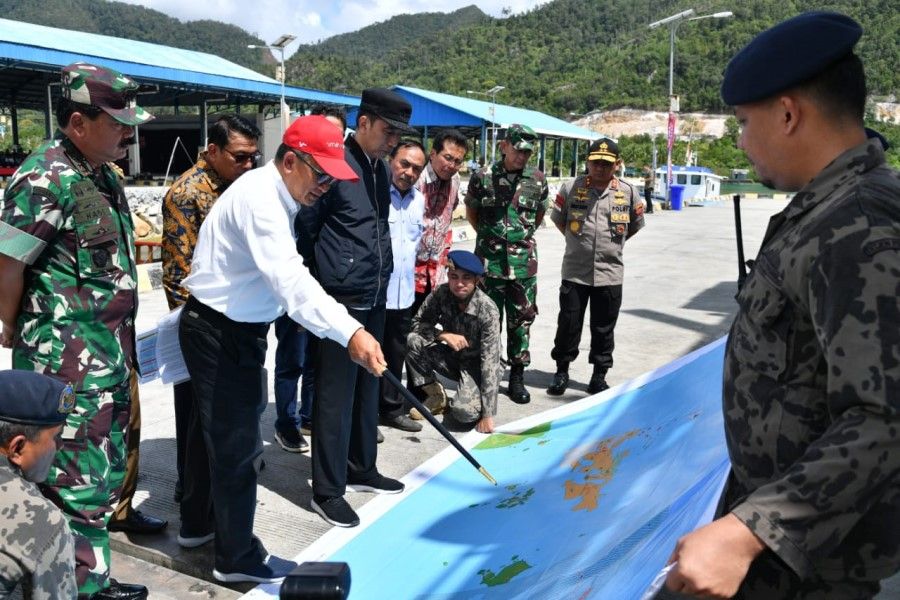 President Jokowi listens to explanation on Natuna Water map at Lampa Strait Integrated Maritime Affairs and Fisheries Center Natuna Regency, 8 January 2020. (Cabinet Secretariat of Indonesia website)