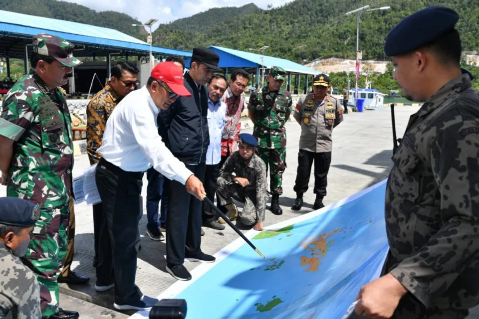 President Jokowi listens to explanation on Natuna Water map at Lampa Strait Integrated Maritime Affairs and Fisheries Center Natuna Regency, 8 January 2020. (Cabinet Secretariat of Indonesia website)