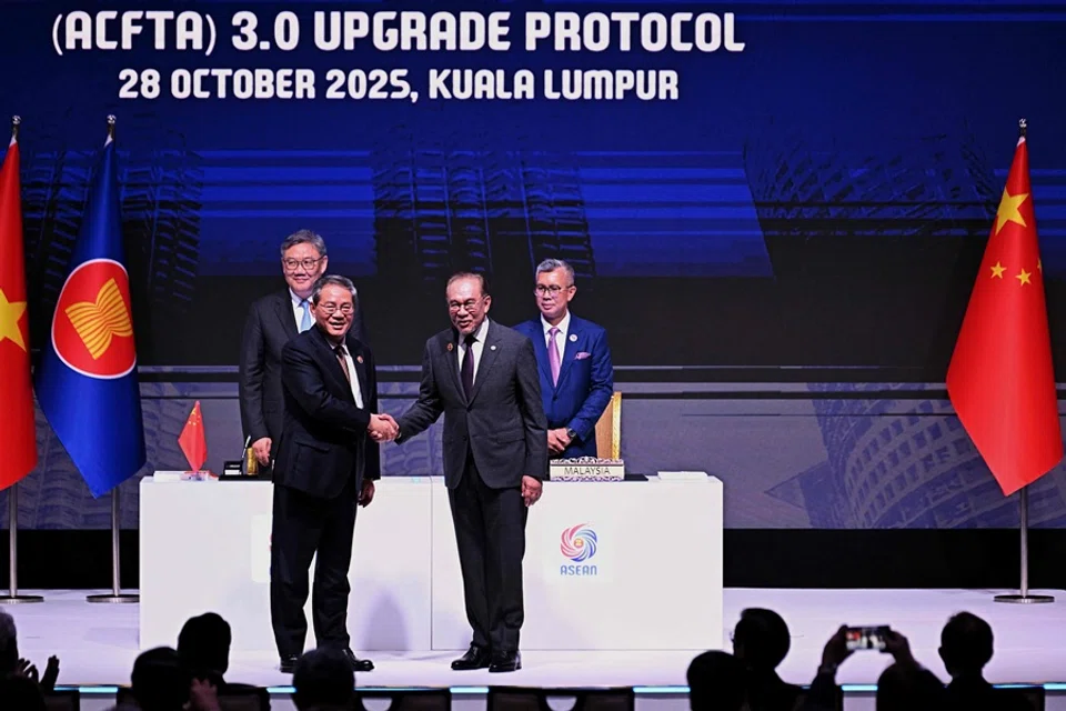 China’s Premier Li Qiang and Malaysia’s Prime Minister Anwar Ibrahim shake hands after witnessing the signing of the ACFTA 3.0 Upgrade Protocol during the 47th ASEAN Summit in Kuala Lumpur on 28 October 2025. (Lillian Suwanrumpha/AFP)