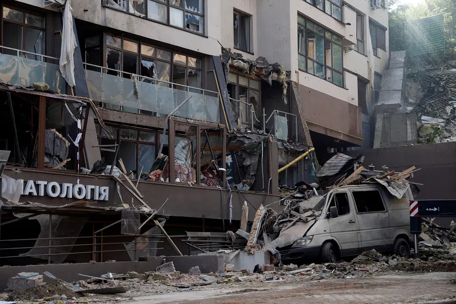 A damaged vehicle is seen outside a residential building hit by a Russian missile strike, as Russia's attack on Ukraine continues, in Kyiv, Ukraine, 26 June 2022. (Valentyn Ogirenko/Reuters)