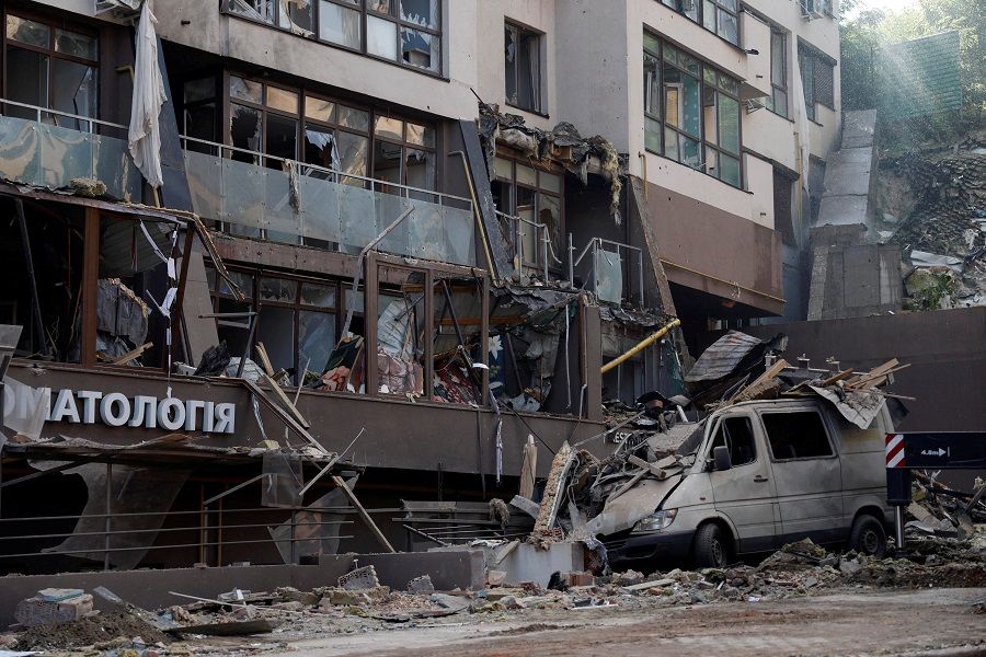A damaged vehicle is seen outside a residential building hit by a Russian missile strike, as Russia's attack on Ukraine continues, in Kyiv, Ukraine, 26 June 2022. (Valentyn Ogirenko/Reuters)