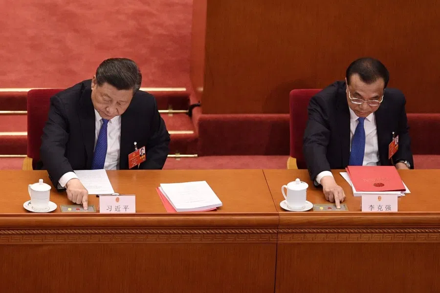 China's President Xi Jinping (L) and Premier Li Keqiang vote on a proposal to draft a Hong Kong security law during the closing session of the National People's Congress at the Great Hall of the People in Beijing, 28 May 2020. (Nicolas Asfouri/AFP)