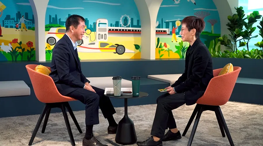 Tan Min Yih, SVP of Mobility Asia, Shell, sits down for an interview with Lianhe Zaobao editorial consultant Goh Sin Hwee. (SPH Media)