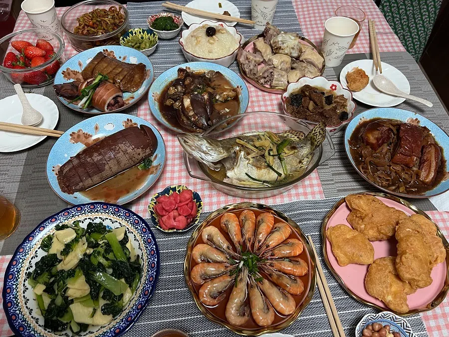 A table full of Shanghainese dishes for the Chinese New Year.