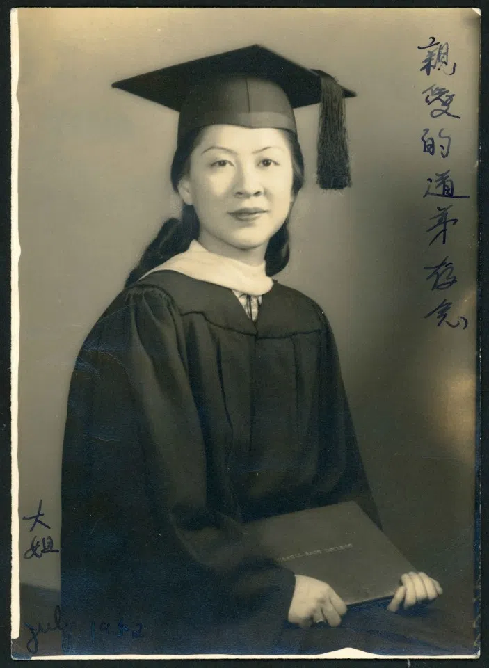 A signed photo to Bai Xiandao from his older sister, Bai Xianzhi, on her graduation after studying abroad in the US.