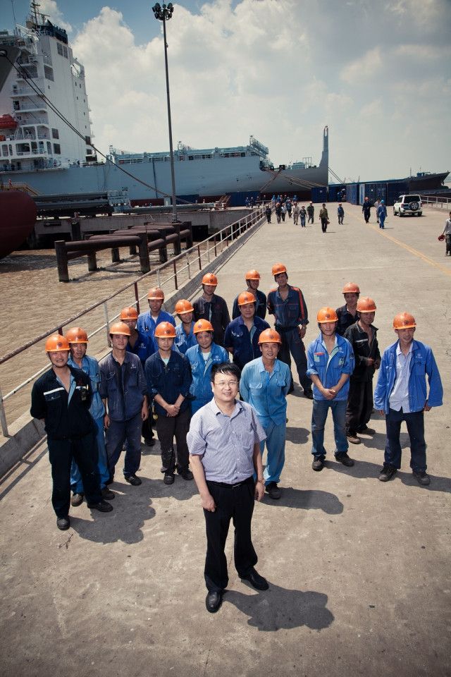 Ren Yuanlin (foreground), former chairman of Yangzijiang Shipbuilding, with his workers. (Yangzijiang Shipbuilding)
