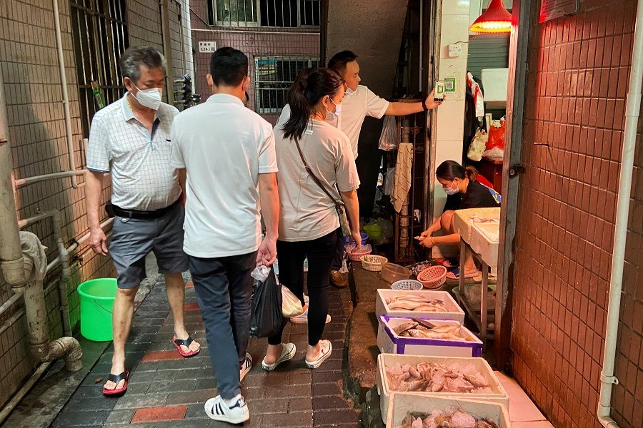Residents shop for raw seafood at a store in an urban village in Shenzhen, Guangdong province, China, 21 May 2022. (David Kirton/Reuters)