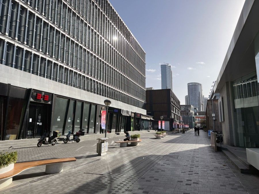 A near empty street in the Sanlitun area in Beijing, China, on 25 November 2022. Beijing's streets are emptying and grocery delivery services are running out of capacity as rising Covid cases trigger lockdown-like restrictions across swathes of the Chinese capital. (Bloomberg)