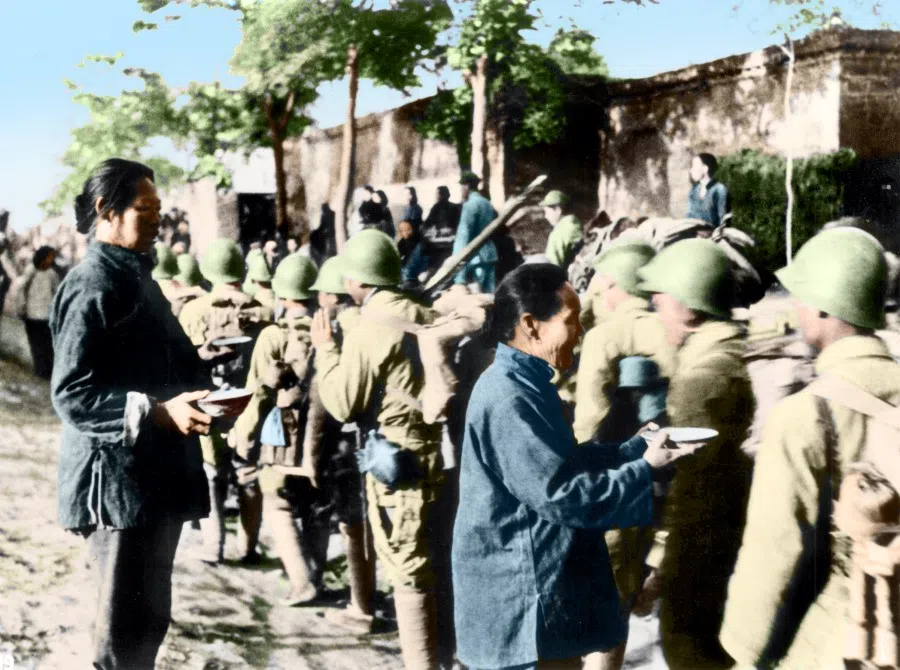 1948: The PLA showed a lot of discipline as they passed through farming areas, while the farmers provided food and water.
