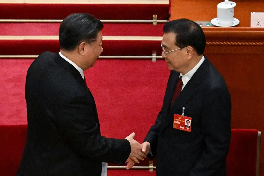 Chinese President Xi Jinping (left) shakes hands with Premier Li Keqiang during the opening session of the National People's Congress (NPC) at the Great Hall of the People in Beijing, China, on 5 March 2023. (Noel Celis/AFP)