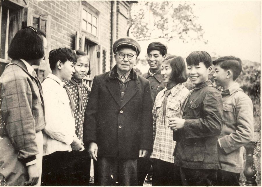 2013 marks the 100th anniversary of the founding of the Jimei School. The photo shows Tan Kah Kee interacting with the students at the school he founded. (The Information Office of Xiamen Municipal People's Government)