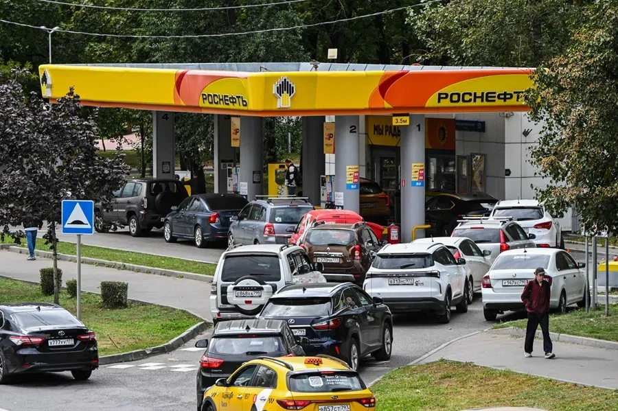 Drivers queue at a Rosneft petrol station in Moscow on 19 August 2026.