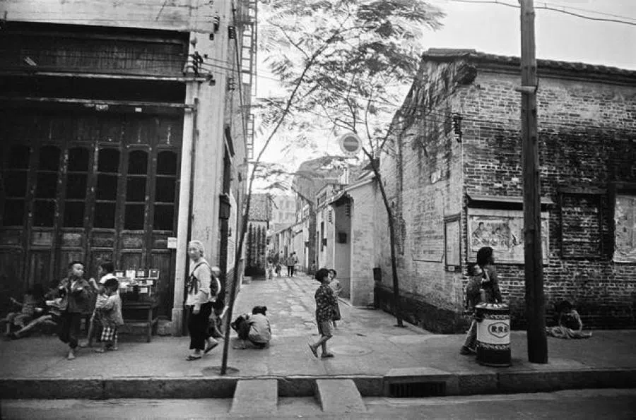 Street scene in Guangzhou, 1965. (Photo: Koichi Saito)