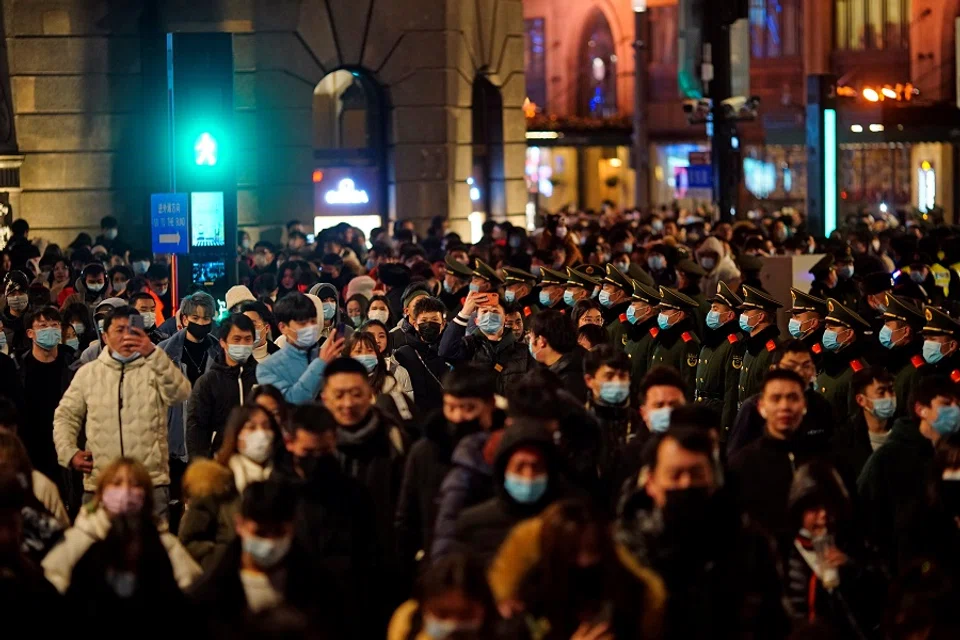 Paramilitary police stand guard as people gather to celebrate the arrival of the New Year near the Bund in Shanghai, China, 31 December 2020. (Aly Song/Reuters)