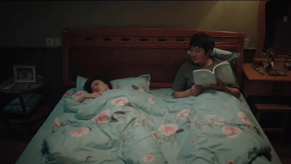 A screenshot from a scene in Enemy, showing characters Li Tang and Ding Meixi. (Enemy official Weibo)