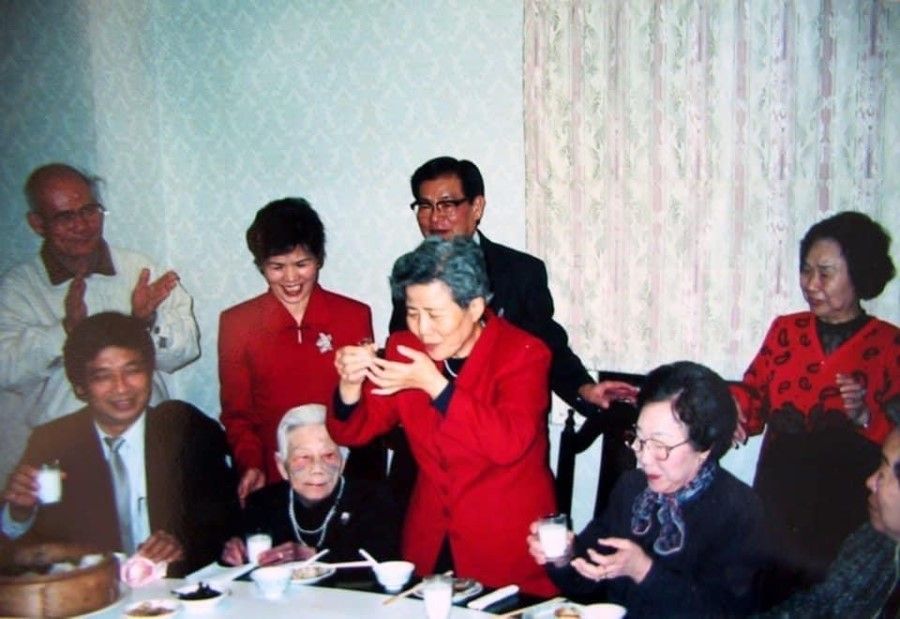 In 1999, Lin Liyun (centre, arms raised) visited Taiwan as the leader of a minority ethnic group delegation. She met with her family and friends in Qingshui and received a warm welcome from her loved ones.