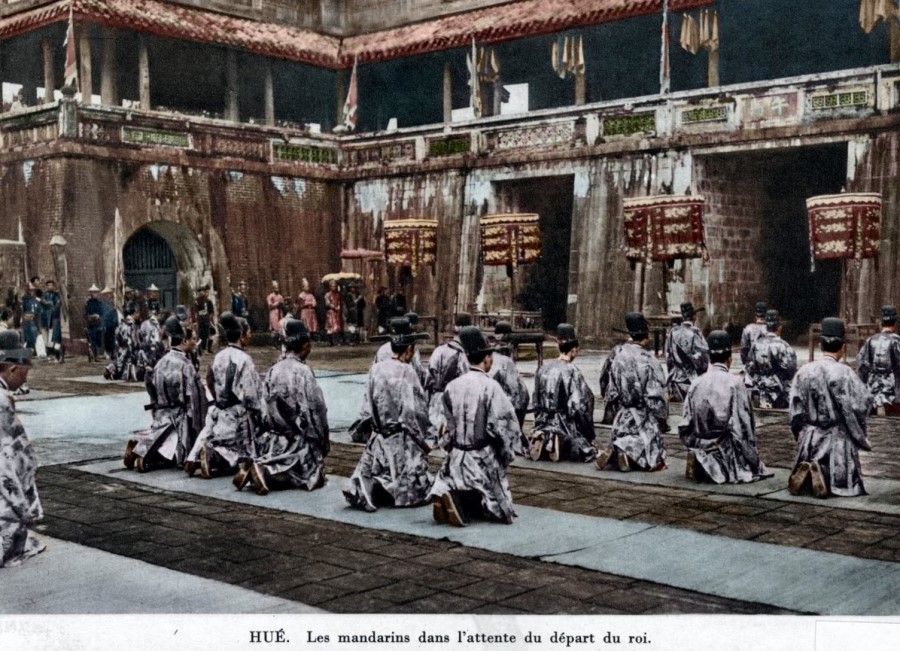 An image from French magazine Indochine, showing Nguyen dynasty ministers attending court, 1920s.