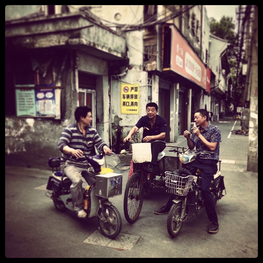 Impromptu catch-up at an intersection of a former neighbourhood in Yangpu district.