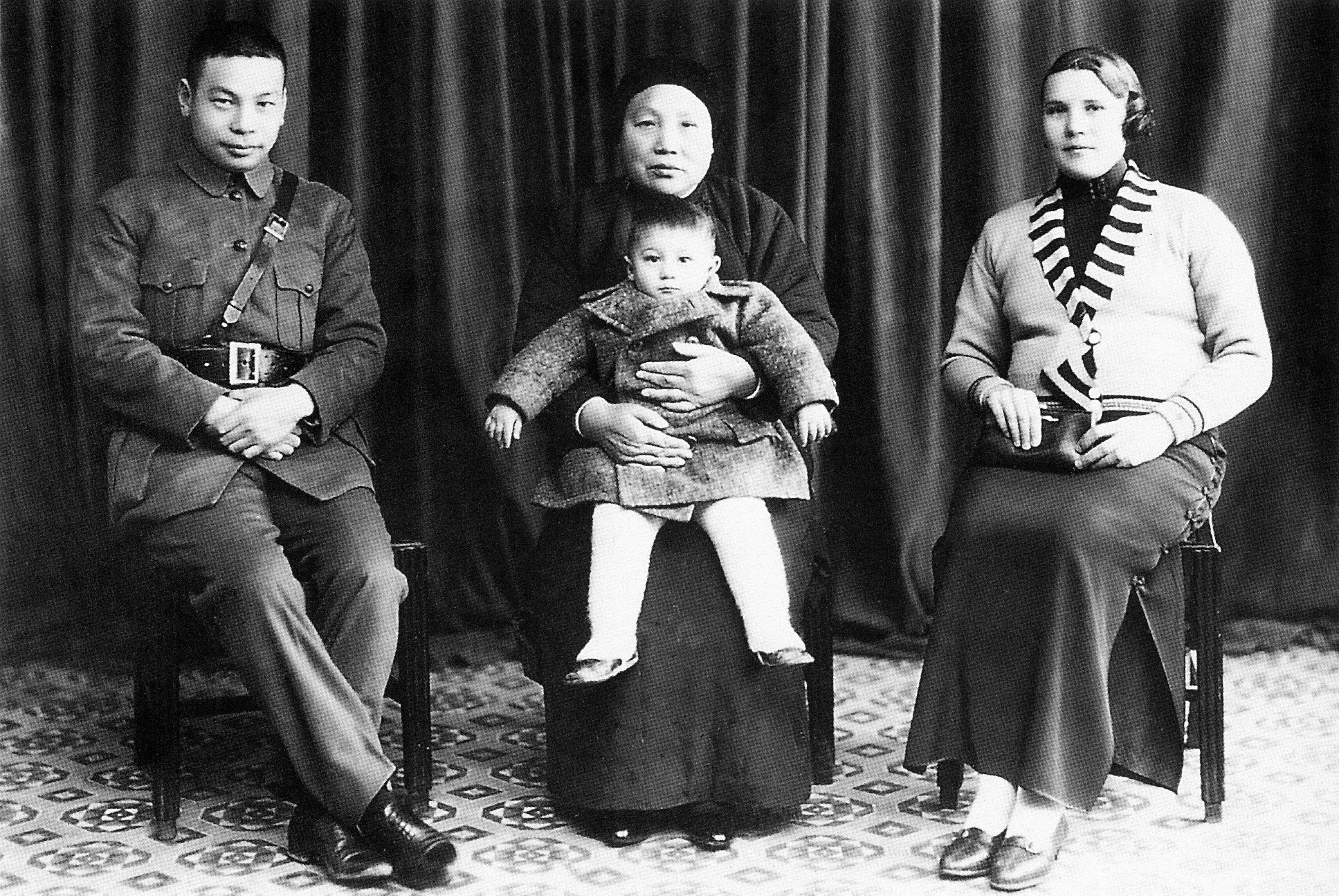 Chiang Ching-kuo returning to China with his wife Faina and two children, 1937. Chiang’s mother, Mao Fu-mei, is contentedly holding her grandson Alan Chiang Hsiao-wen, flanked by her son and daughter-in-law.