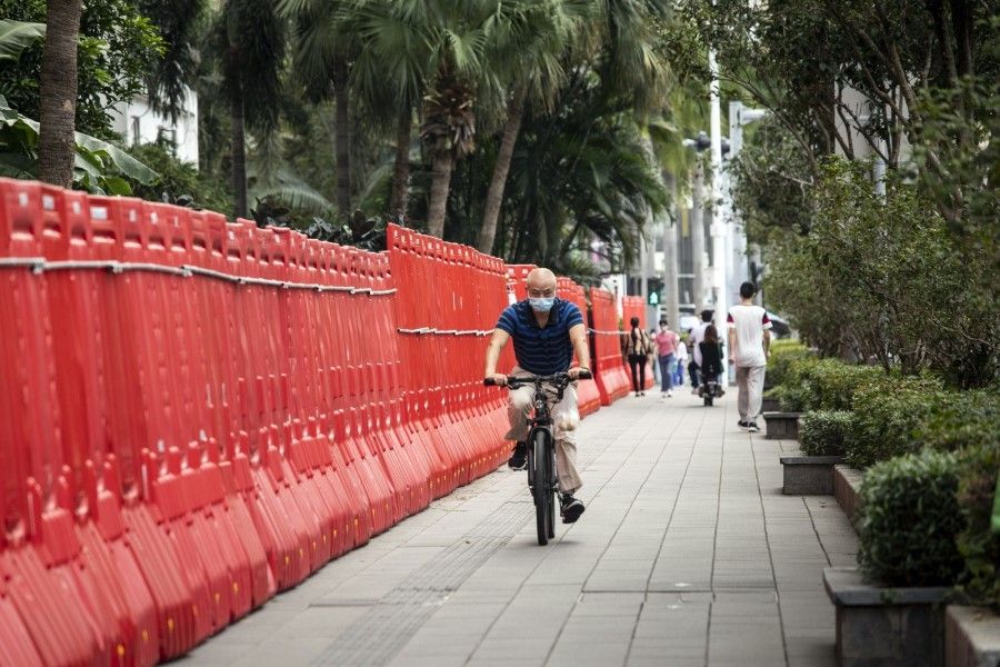 Barriers surround a neighborhood placed under lockdown due to Covid-19 in Shenzhen, China, on 19 November 2022. (Qilai Shen/Bloomberg)