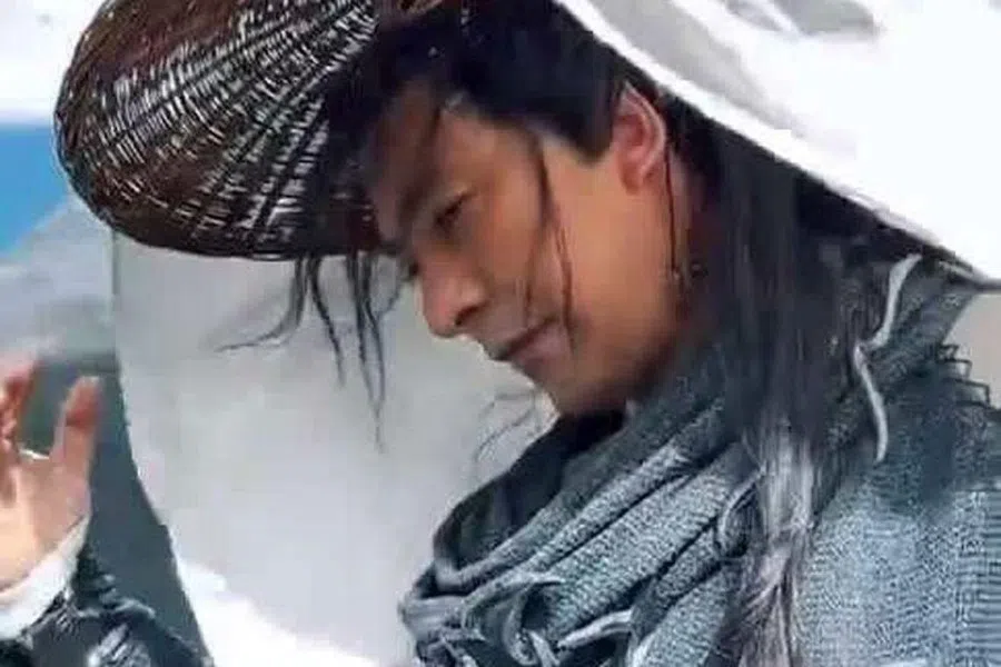 Liu Hong, director of the Cultural and Tourism Bureau of Garze Tibetan Autonomous Prefecture (Ganzi prefecture) in Sichuan province, dressed up as an ancient swordsman. (Internet)