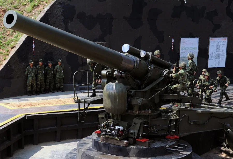 This file photo taken on 22 August 2011 shows Taiwanese soldiers operating a US-made 240mm howitzer during a drill at a military base on Taiwan's Kinmen Islands. (Sam Yeh/AFP)