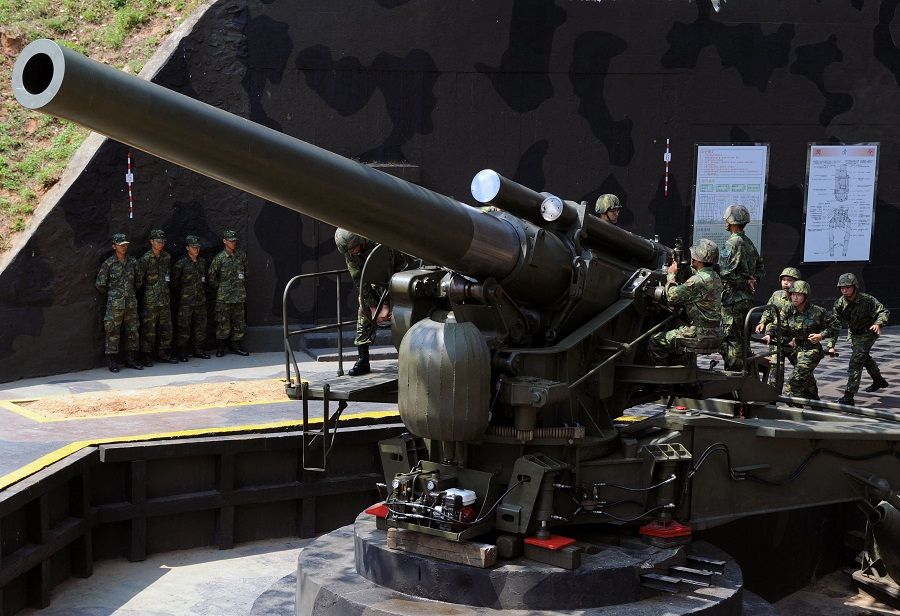This file photo taken on 22 August 2011 shows Taiwanese soldiers operating a US-made 240mm howitzer during a drill at a military base on Taiwan's Kinmen Islands. (Sam Yeh/AFP)