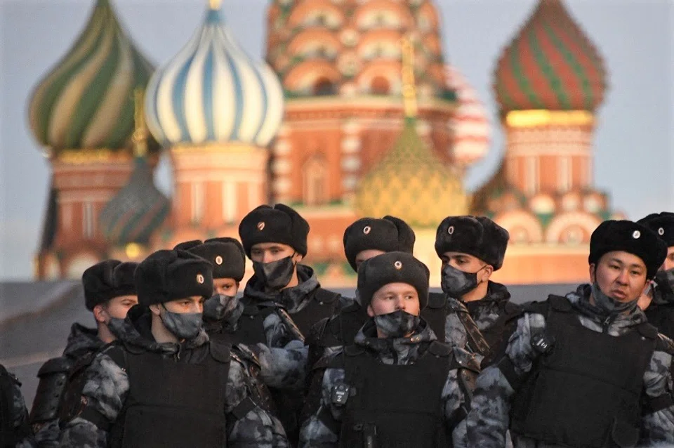 Police block Red Square ahead of a planned unsanctioned protest against Russia's invasion of Ukraine in central Moscow, Russia, on 24 February 2022. (Alexander Nemenov/AFP)