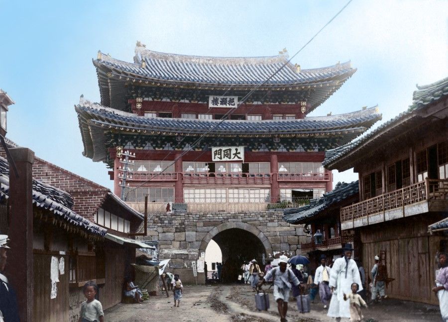 Taedongmun in Pyongyang, 1910s. Pyongyang is the largest city in North Korea, and a major city connecting China and Russia.