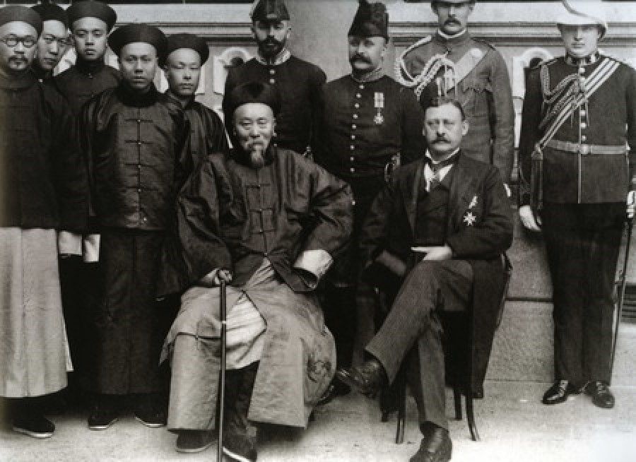 Li Hongzhang (L) and Henry Arthur Blake at the opening ceremony of the Kowloon-Guangzhou railway service, July 1900. (Wikimedia)