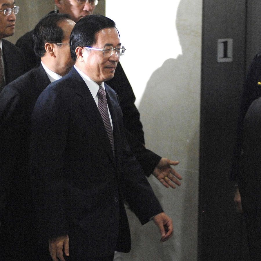 Taiwan's former president Chen Shui-bian arrives at the Taipei District Court on 29 December 2008. (Patrick Lin/AFP)
