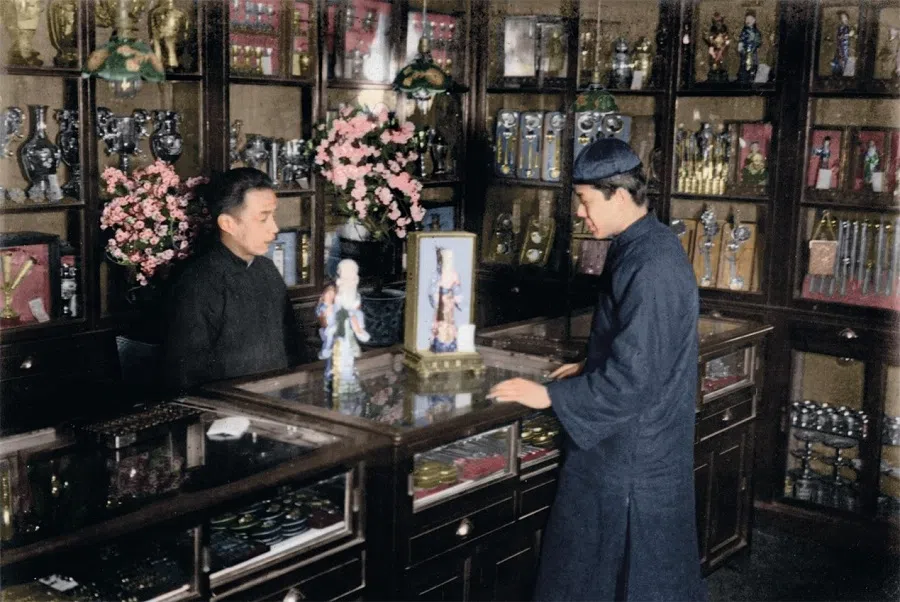 A shop selling silver jewellery in Jiangnan, 1930s.