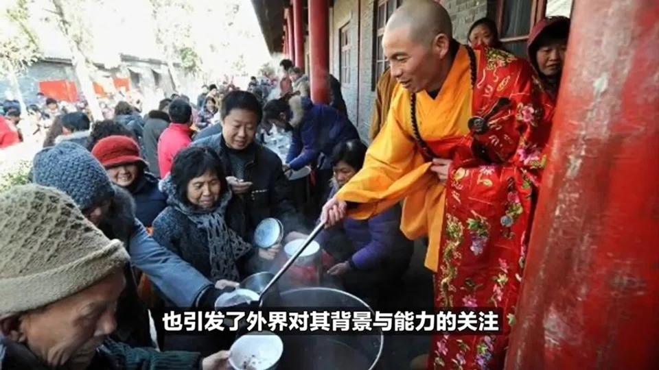 Screen grab from a video showing Shi Yinle, then abbot of White Horse temple, offering food to the public. (Weibo/虎扑的步行街)