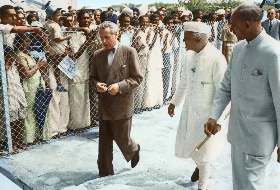 In 1950, Indian Prime Minister Pandit Jawaharlal Nehru visited Singapore, and was welcomed by the Indian community in Singapore. In 1947, India gained independence from the British empire, with Nehru as its first prime minister. Singapore's political status was still uncertain, but after World War II, there was a general political climate among the British colonies of pursuing independence.