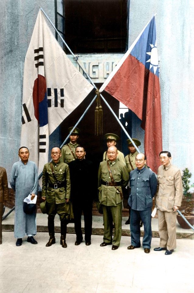 A group photo of Korean and Chinese politicians following the ceremony for the establishment of the Korean Liberation Army (KLA), 1940. Third from right is Liu Chih. Its core cadres established the KLA in Chongqing in 1940, with around 600 members at its peak. It was divided into four teams, mainly engaged in political propaganda among Japanese troops of Korean descent, and stood as a political symbol of Korean independence.