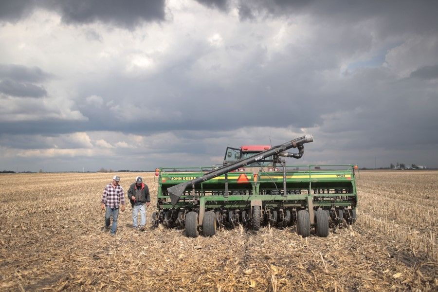 Farmers plant soybeans on 23 April 2020 near Dwight, Illinois. (Scott Olson/Getty Images/AFP)