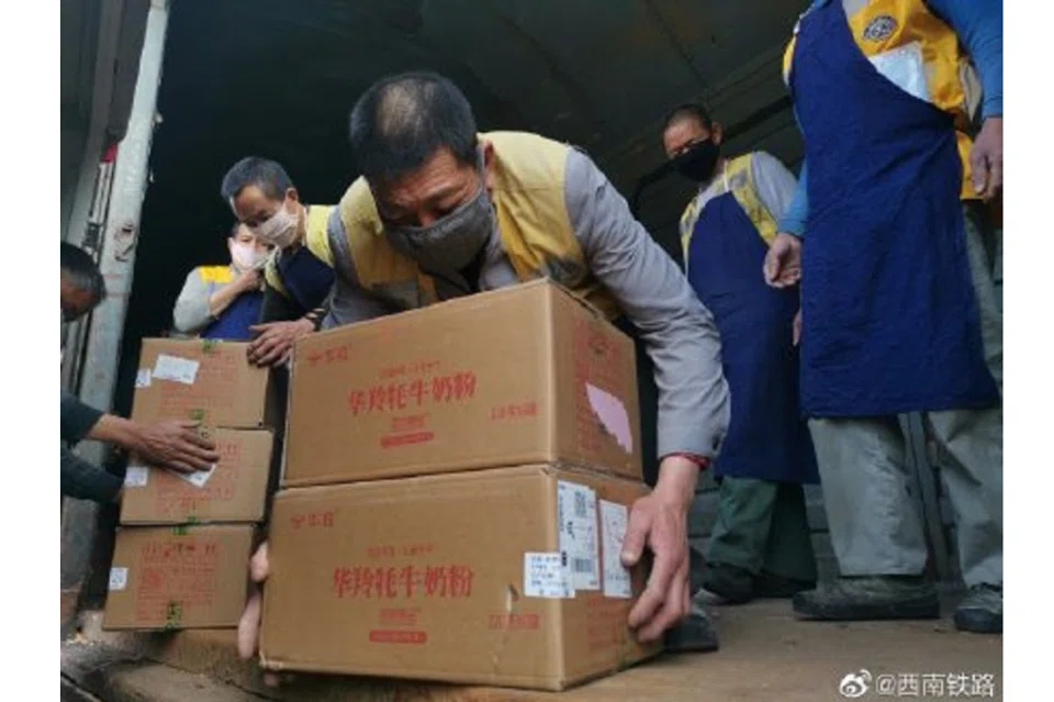 Volunteers transporting daily necessities and medical supplies to places in need.