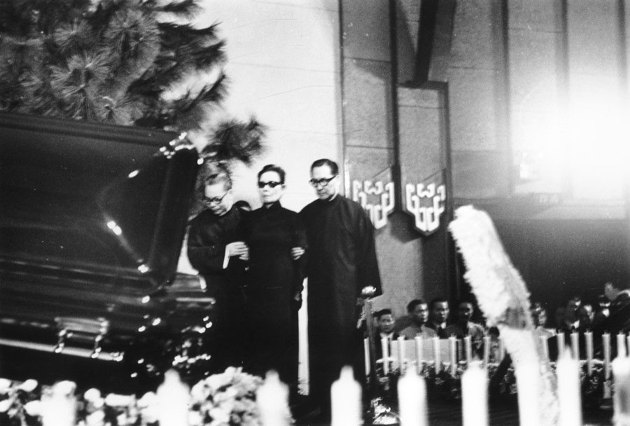 In 1975, Chiang Kai-shek passed away. Soong Mei-ling was devastated, and had to be supported by her stepchildren Chiang Ching-kuo and Chiang Wei-kuo in order to make it through the memorial. Soon after, she moved to the US to lead a quiet life.