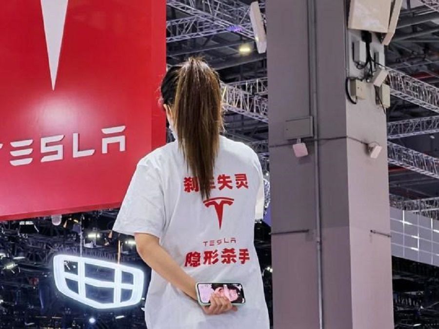 A woman protesting about quality issues involving Tesla vehicles at the Shanghai International Automobile Industry Exhibition in April 2021. (Internet)