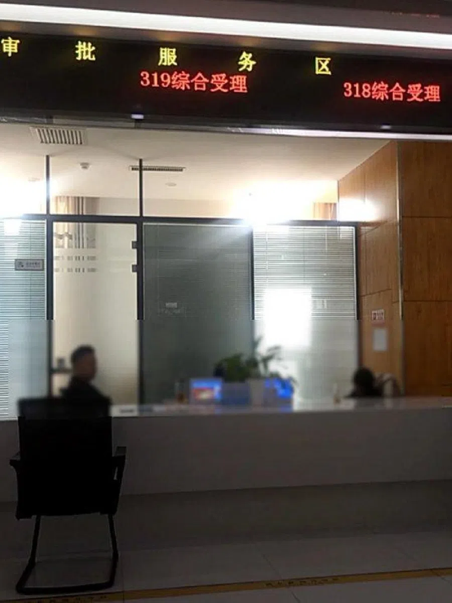 Employees were seen napping on the job at a government service centre in Qilihe, Lanzhou on 6 February 2025. (Internet)